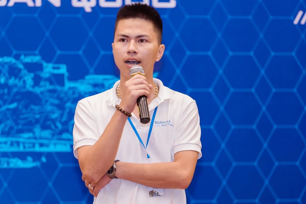 chủ tịch Hùng Trường sa