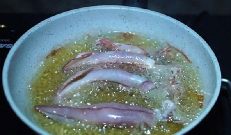 Giai đoạn chiên mực trứng với bơ tỏi