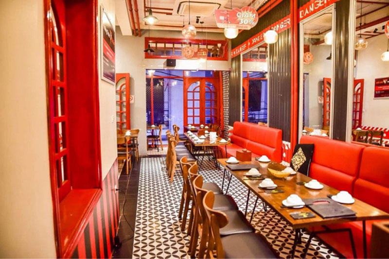 Không gian thoáng mát tại nhà hàng hải sản Trường Peter Đống Đa