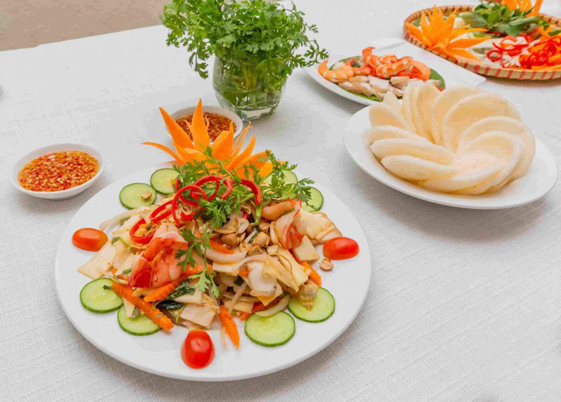 Tôm nộm ngó sen không thể thiếu trên các bàn tiệc