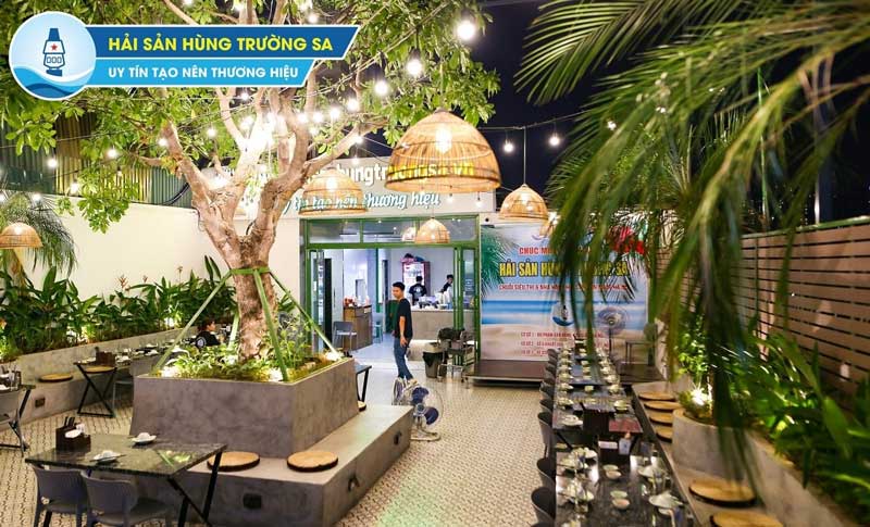 Ánh đèn lung linh tại sân thượng Vườn Thượng Uyển Hùng Trường Sa khiến mọi bữa ăn đều đáng nhớ