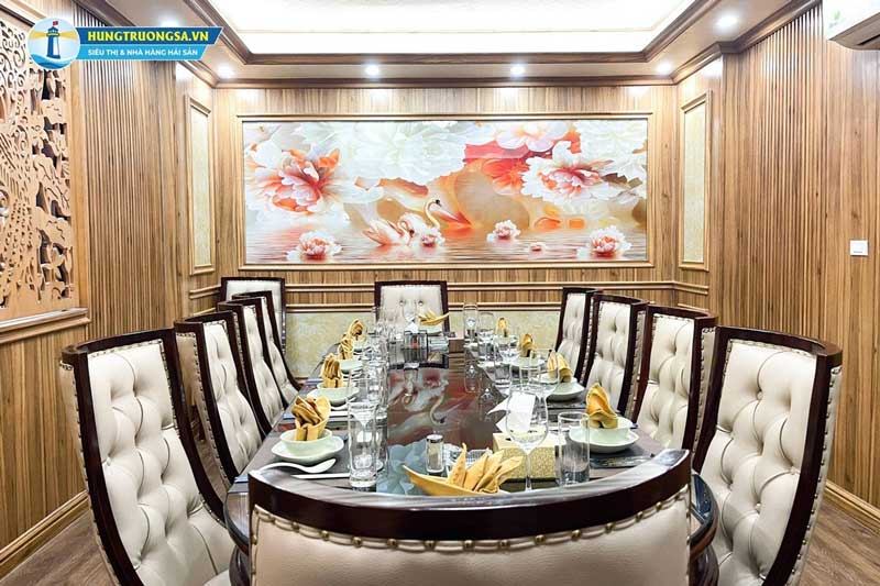 Phòng VIP Nhà hàng Hùng Trường Sa với không gian sang trọng, bố trí thông minh