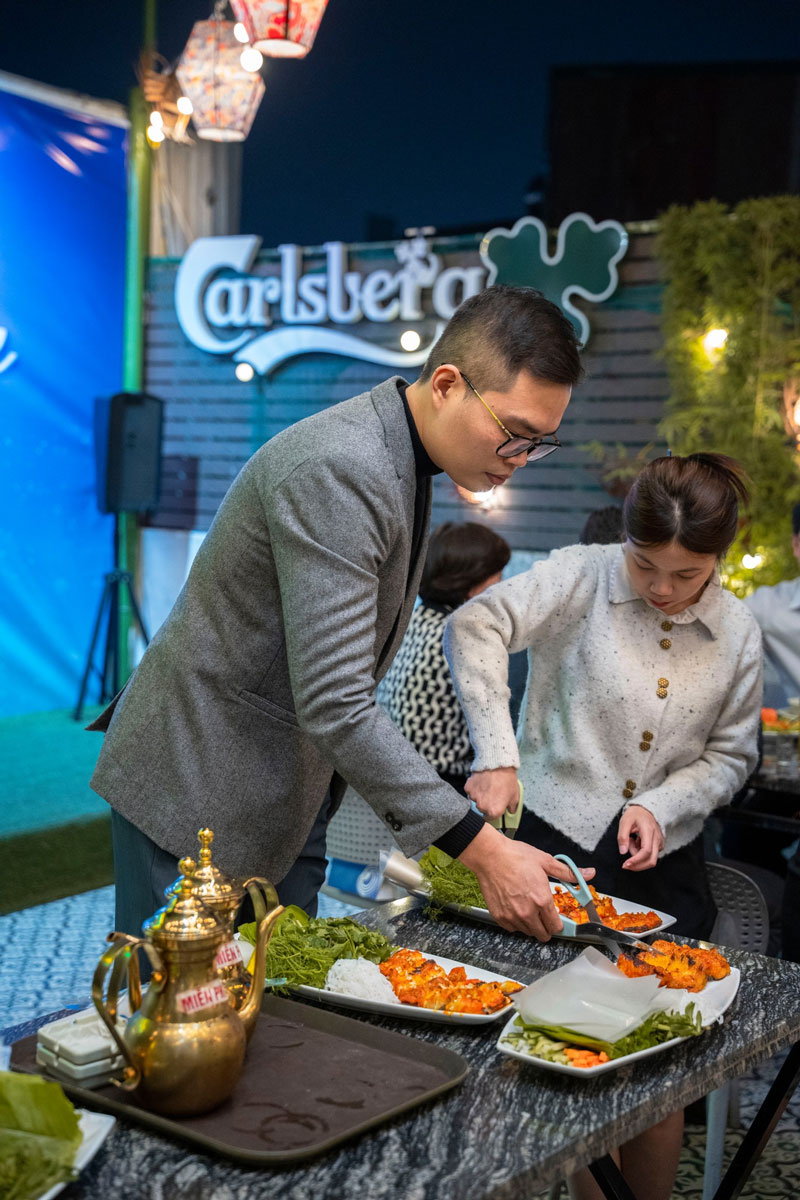 Đặt bàn sớm để được giữ chỗ đẹp tại Nhà hàng Hùng Trường Sa