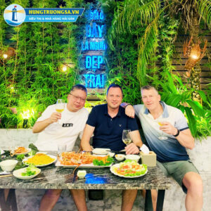 Bạn bè nước ngoài lưu giữ kỷ niệm tại Nhà hàng Hùng Trường Sa