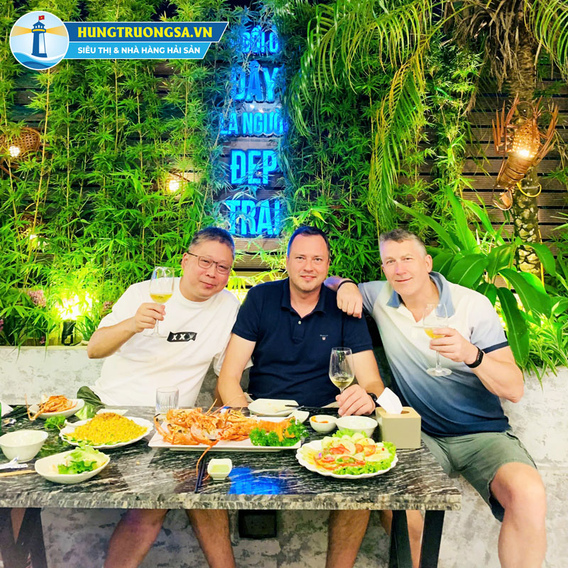 Bạn bè nước ngoài lưu giữ kỷ niệm tại Nhà hàng Hùng Trường Sa
