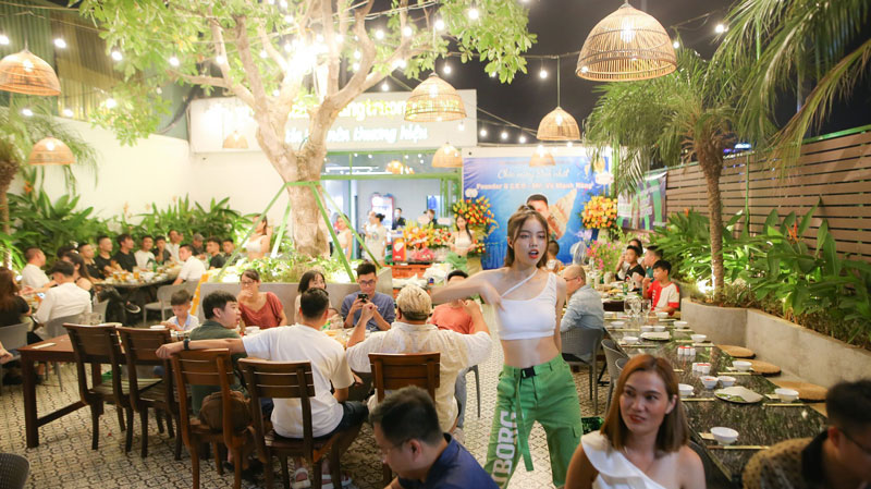 Không gian tầng 4 nhà hàng Hùng Trường Sa sang trọng – nơi cảm xúc và ẩm thực hòa quyện