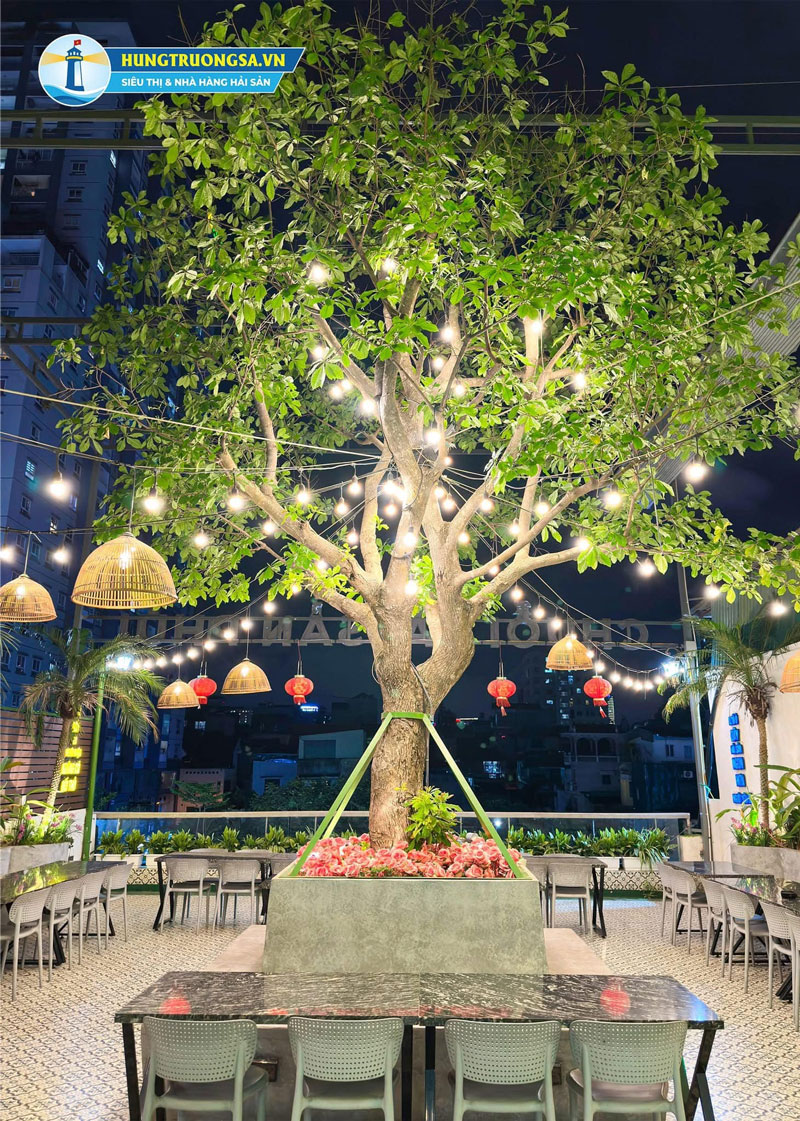 Không gian tầng 4 Vườn Thượng Uyển tại Nhà hàng Hùng Trường Sa phù hợp với tiệc Noel và mọi loại tiệc khác