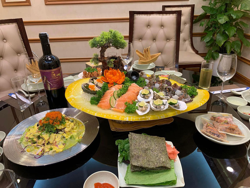 Nhà hàng Hùng Trường Sa được yêu thích với bộ sưu tập rượu kết hợp với hải sản