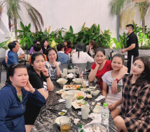 Đặt tiệc 8/3 tạo không gian ấm cúng và không phải lo dọn dẹp