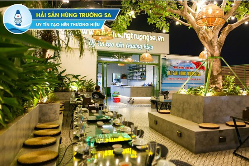 Không gian sân vườn tại Vườn Thượng Uyển Nhà hàng Hùng Trường Sa