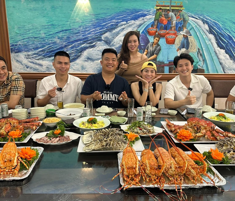 Chọn hải sản tươi sống trực tiếp ở bể tại Nhà hàng Hùng Trường Sa