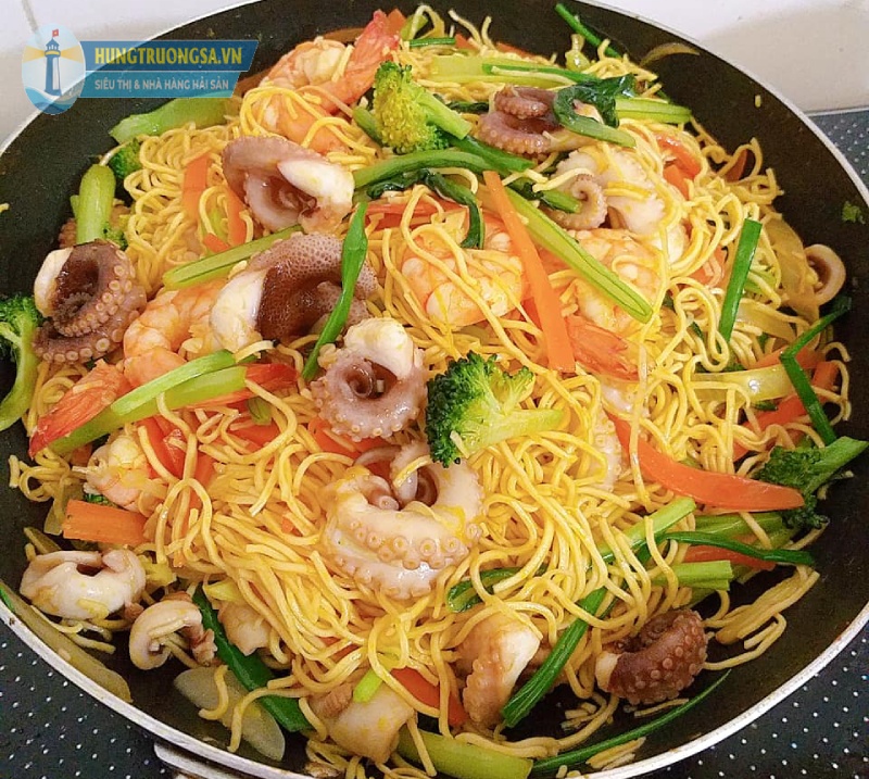 Thành phẩm mì xào hải sản hà nội thơm ngon cho gia đình cuối tuần